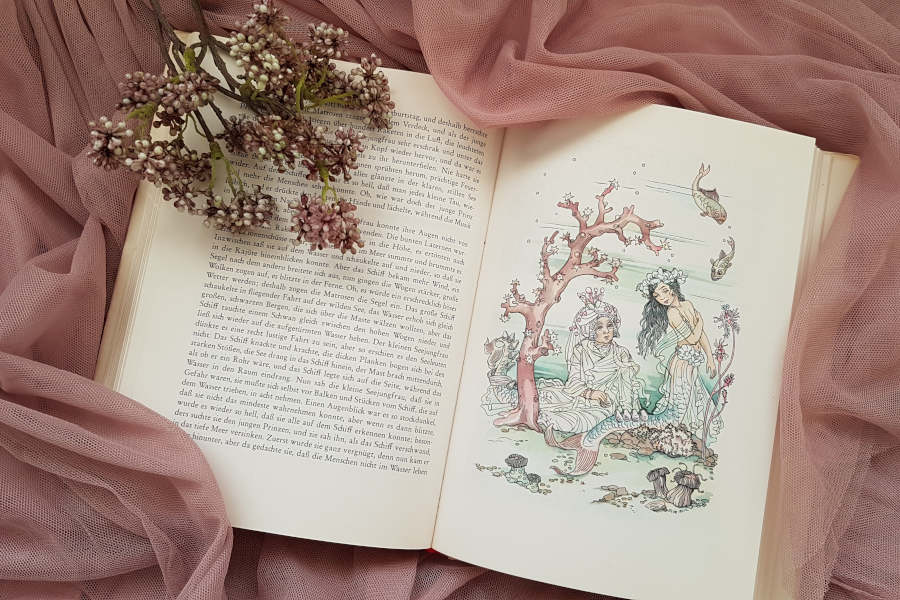 Märchen altes Märchebuch aufgeklappt mit Bild "Die kleine Meerjungfrau"